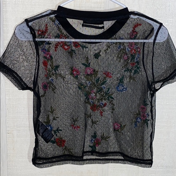 Urban outfitters sheer floral top. Size M (NWT) - Picture 3 of 3
